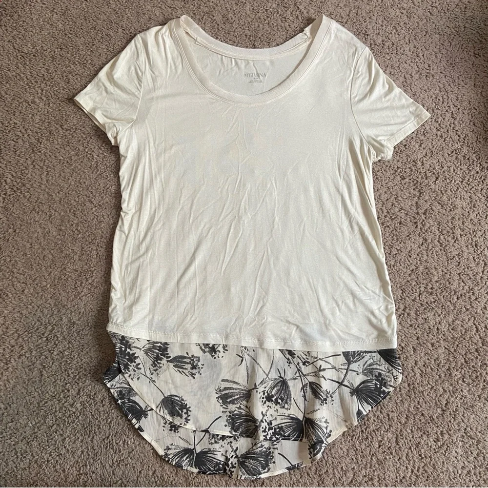 NWOT Merona Short Sleeve Off White Shirt Floral Black White Scooped Hem Small